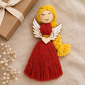 Capa criada com IA do anjinho terracota com trança amarela e coração branco junto a um presente