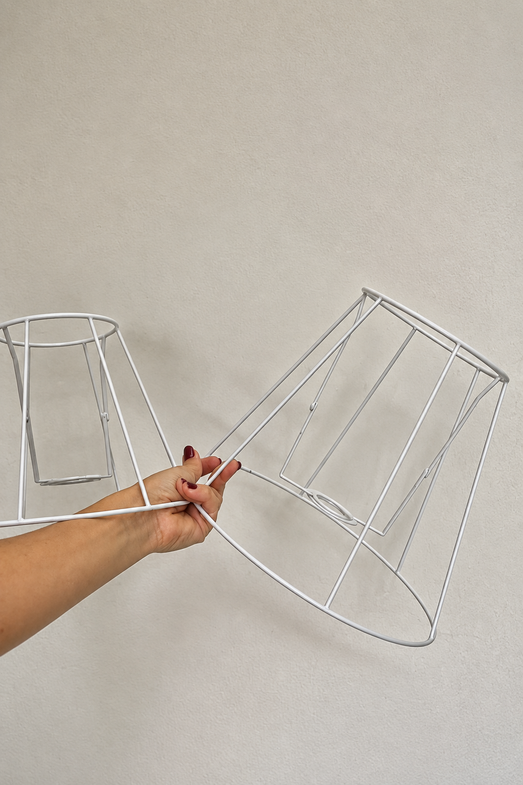 Estrutura de metal para abajur em macramé, com iluminação e sombras melhoradas