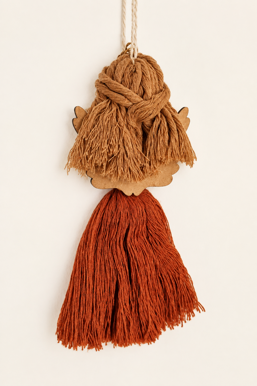 Vista traseira melhorada com IA do anjinho terracota com cabelo castanho