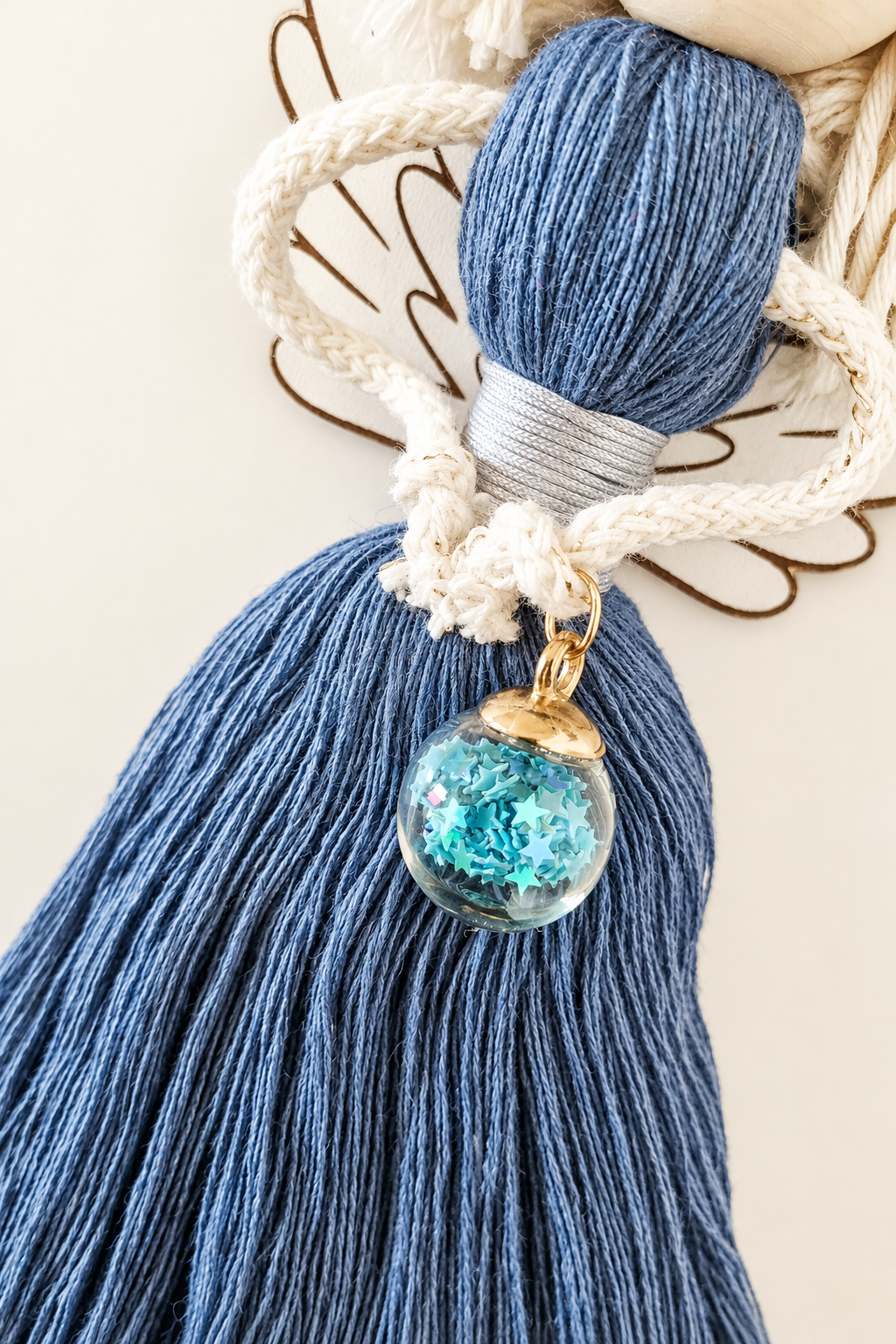 Pormenor melhorado com IA do pendente turquesa e cintura prateada do anjinho azul