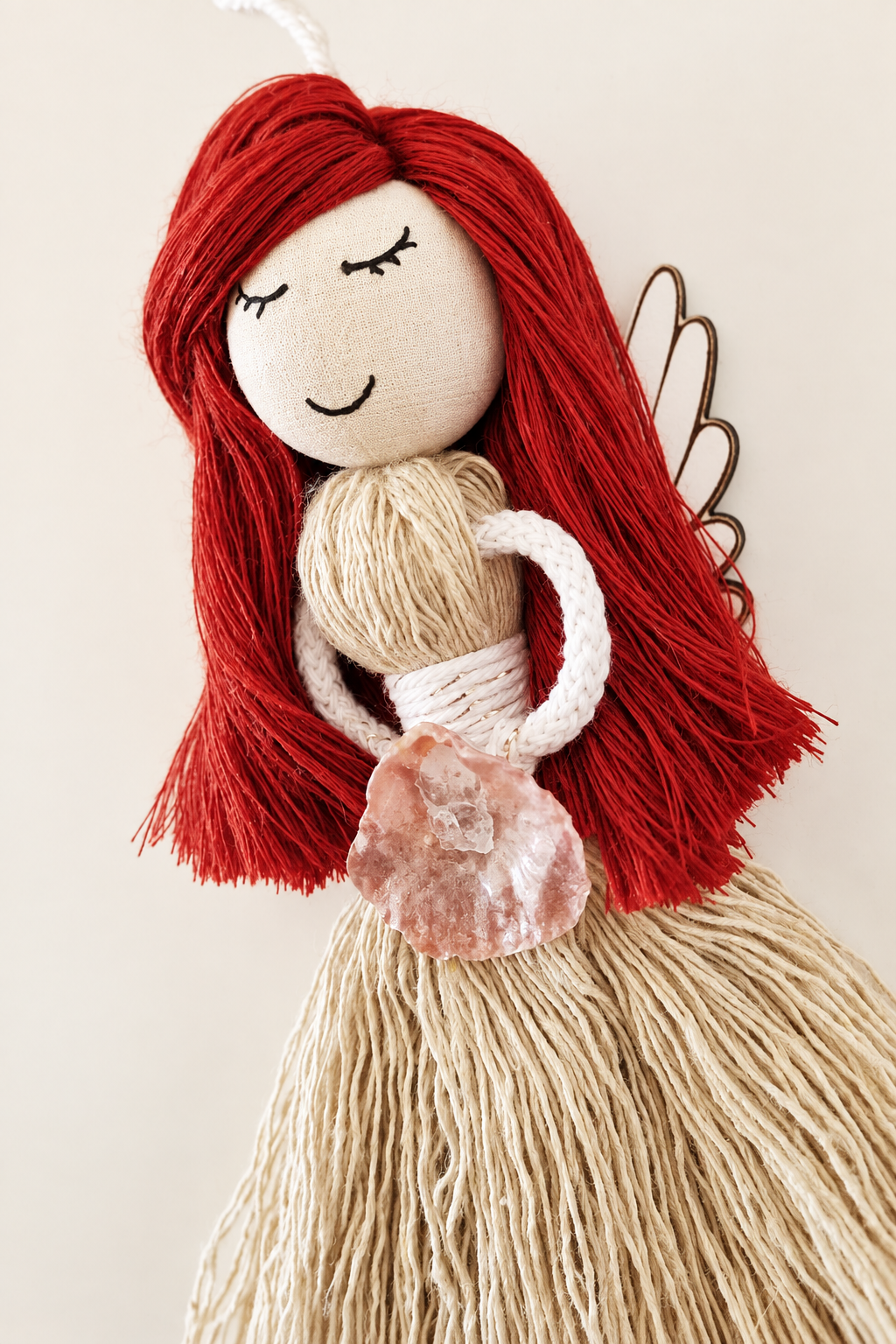 Pormenor melhorado com IA do rosto, cabelo vermelho e concha do anjinho
