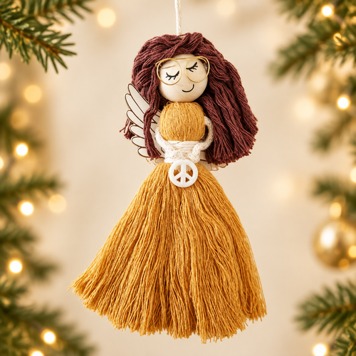 Capa criada com IA: anjinho de macramé mostarda com cabelo bordô e óculos num ambiente natalício