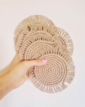 Bases para copos em macramé artesanal em fio cru — conjunto de 3 peças feitas à mão com franja | Jungle Macramé