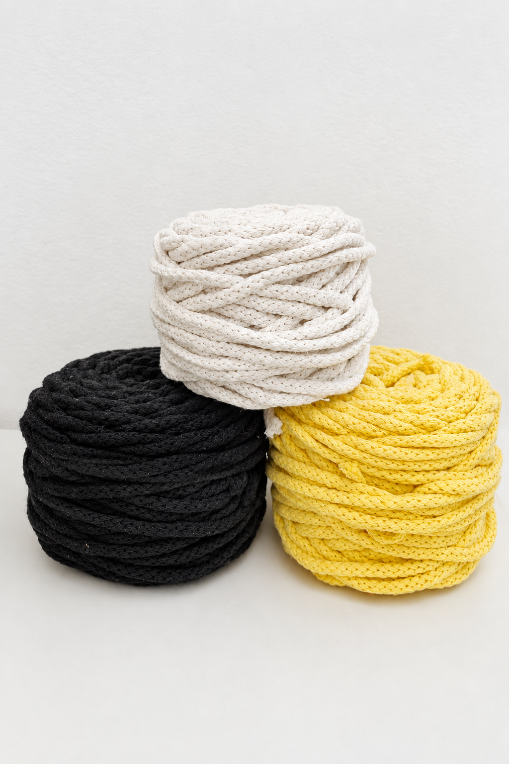 Rolos de fio entrançado de 5 mm para macramé em preto, amarelo manteiga e branco